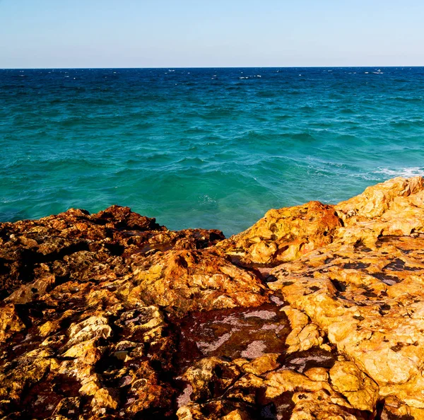 En Oman costa mar océano golfo roca y playa relajarse cerca del cielo —  Fotos de Stock