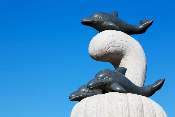 En oman antigua estatua de delfín — Foto de Stock