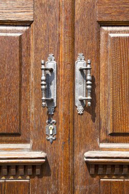  içinde Lonate pozzolo paslı pirinç kahverengi tokmağı kapı çinilerini metal İtalya lombardy kapalı.   