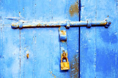 Fas Afrika eski ahşap cephe ev ve paslı güvenli asma kilit 