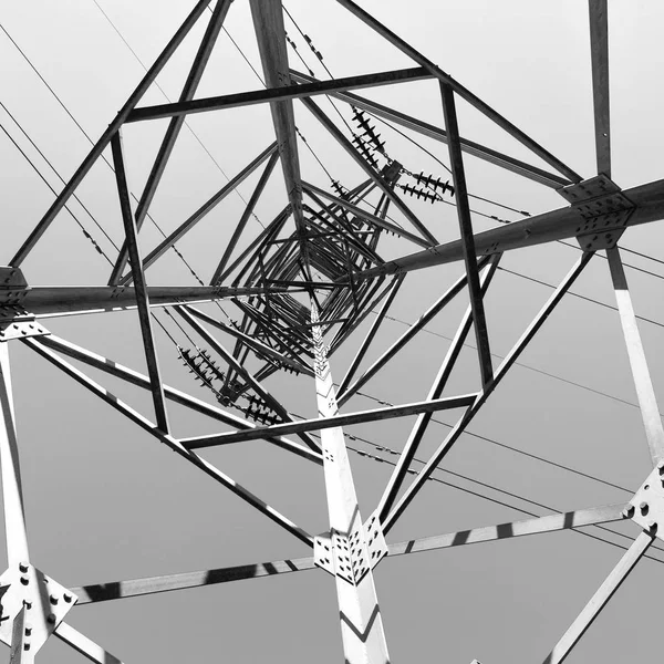 W iran elektryczne pylon w niebo — Zdjęcie stockowe