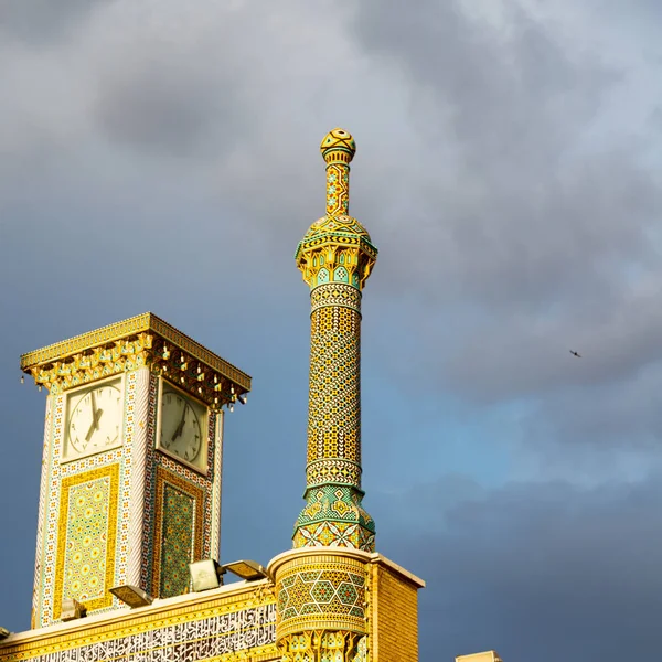 In mausoleo islamico dalla sfocatura iran — Foto Stock