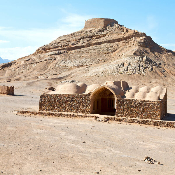 в древнем храме Ирана
