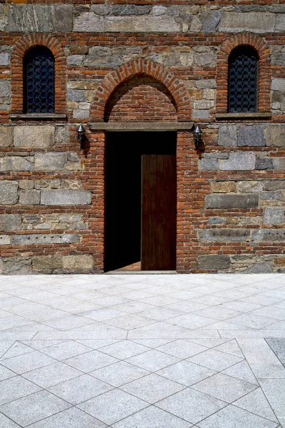 意大利伦巴第的贝装本老教堂步骤瓦 — 图库照片