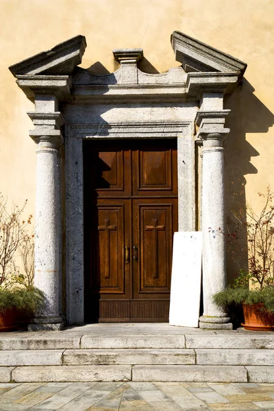 Italien Lombardiet steget comabbio gamla kyrkan tegel — Stockfoto