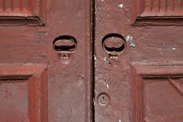 Klepadlo a dřevěné dveře vinago varese — Stock fotografie