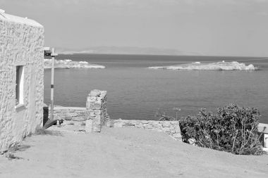    eski ev ve beyaz renk