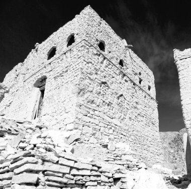 Umman eski terk edilmiş köy evi ve bulutlu gökyüzü kemer