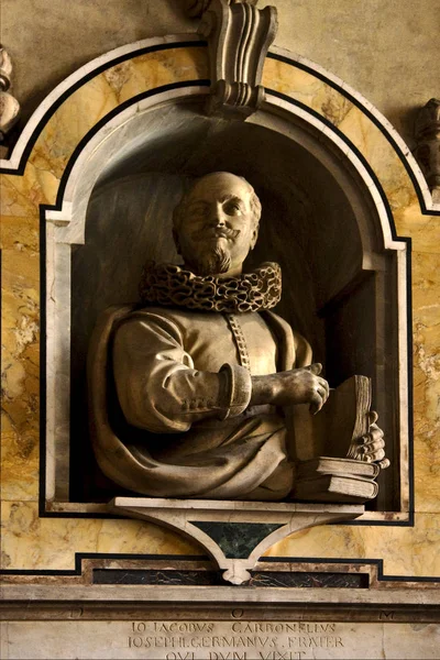 Napoli italia statua di un uomo pozzo di ghiaia — Foto Stock