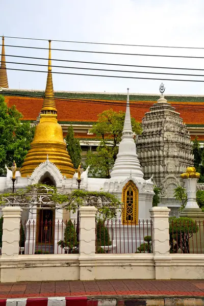 Marciapiede tempio in oro albero di Bangkok — Foto Stock