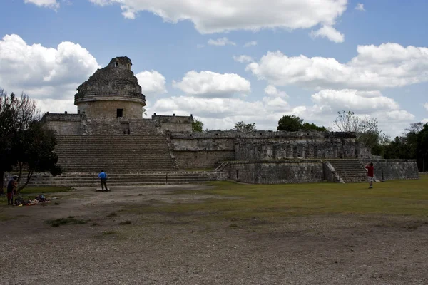 Gente salvaje ángulo de la chichén itza templo en tulum mexico —  Fotos de Stock