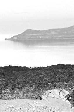 Hill ve Avrupa Yunanistan kasaba yaz Beach'te kayalara