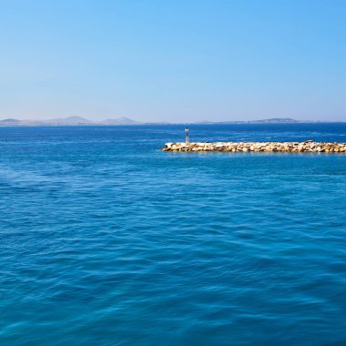 Akdeniz se tekne adalarından köpük ve köpük Yunanistan