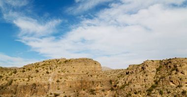 Umman eski dağ gorge ve kanyon derin bulutlu gökyüzü 