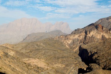 Umman eski dağ gorge ve kanyon derin bulutlu gökyüzü 