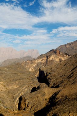 Umman eski dağ gorge ve kanyon derin bulutlu gökyüzü 