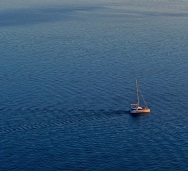 Hill ve Avrupa Yunanistan kasaba yaz Beach'te kayalara