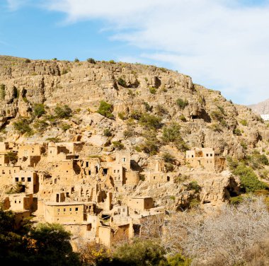 Umman dağda eski terk edilmiş köy evi ve cl kemer