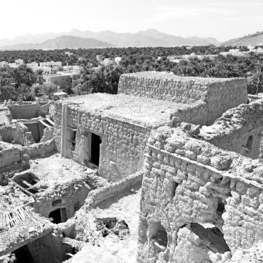 Umman eski terk edilmiş köy evi ve bulutlu gökyüzü kemer