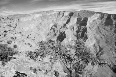 Umman eski dağ gorge ve kanyon derin bulutlu gökyüzü 