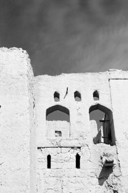 Umman eski terk edilmiş köy evi ve bulutlu gökyüzü kemer