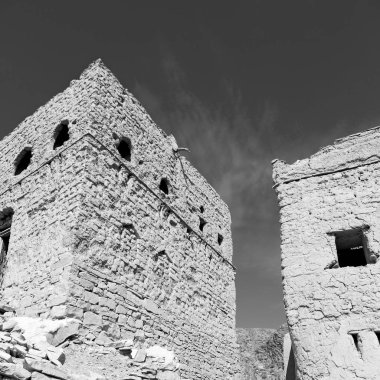 Umman eski köy evi ve bulutlu gökyüzü terk