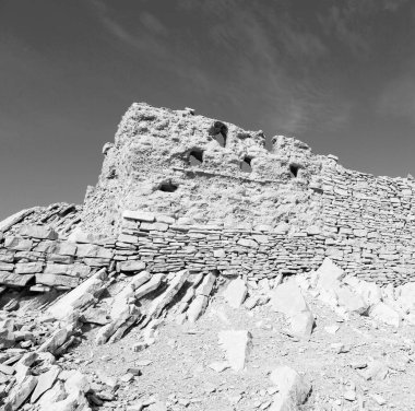 Umman eski terk edilmiş köy evi ve bulutlu gökyüzü kemer