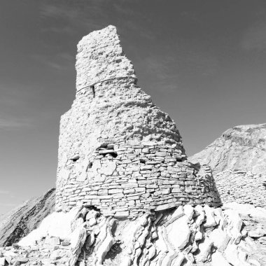 Umman eski terk edilmiş köy evi ve bulutlu gökyüzü kemer