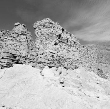 Umman eski terk edilmiş köy evi ve bulutlu gökyüzü kemer