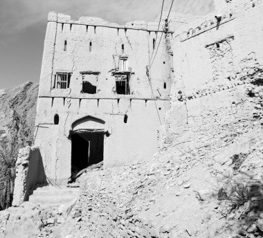 Umman eski köy evi ve bulutlu gökyüzü terk