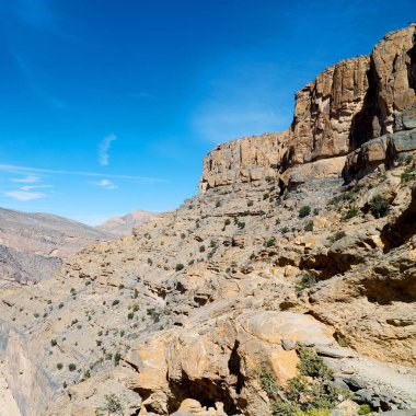 Umman eski dağ gorge ve kanyon derin bulutlu gökyüzü 