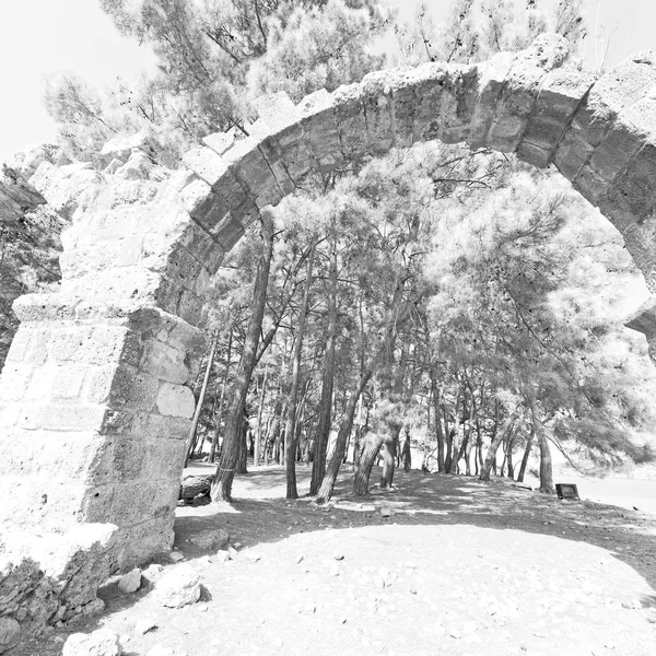 Phaselis море кустарниковые ворота в Мире старый камень столб с — стоковое фото