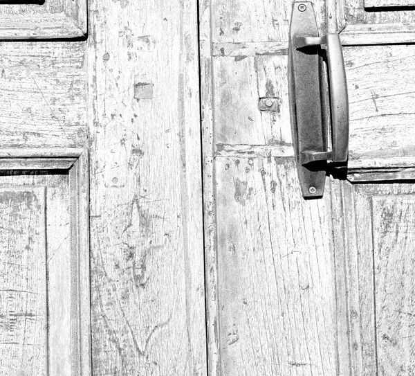 Puerta vieja y antigua casa de madera cerrada bisagra antigua — Foto de Stock
