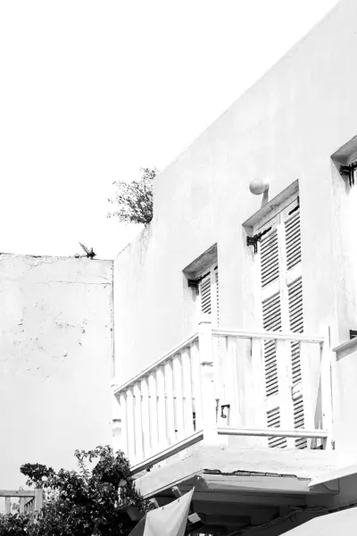 在希腊岛屿窗户和门的老建筑白上校 — 图库照片