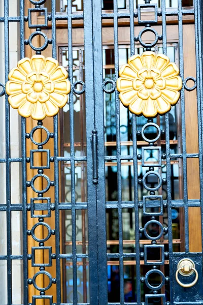 在伦敦的旧的金属门 — 图库照片