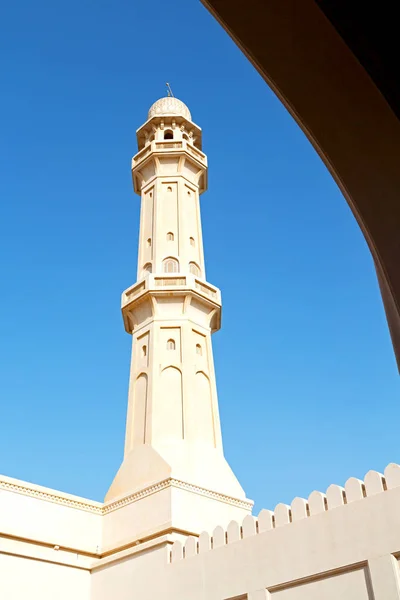 Dans oman muscat l'ancienne mosquée minaret et religion dans le ciel clair — Photo