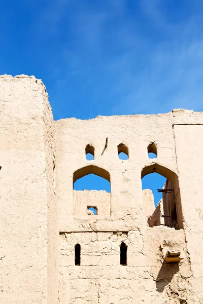V Ománu staré opuštěné vesnice oblouk — Stock fotografie