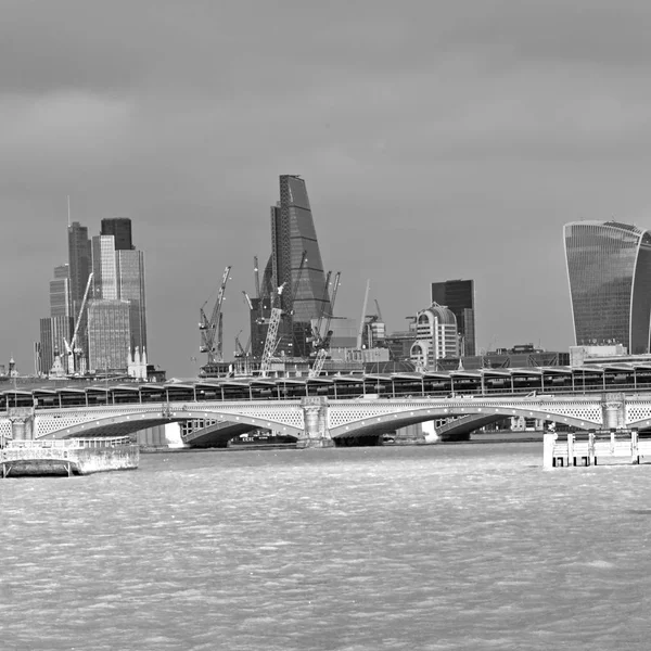 Thames Nehri windows ev Londra şehir köprü ve — Stok fotoğraf