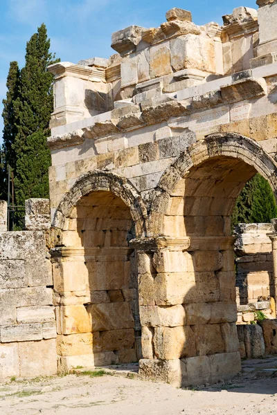 Ancienne colonne de construction et le temple romain — Photo