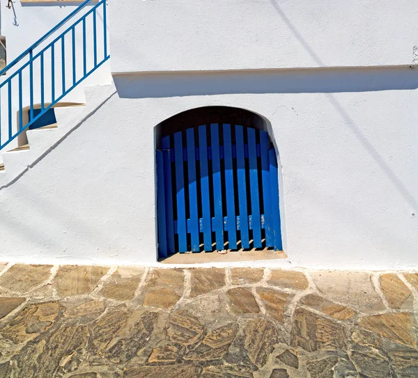Ancienne architecture dans l'île grecque fenêtre et porte col blanc — Photo