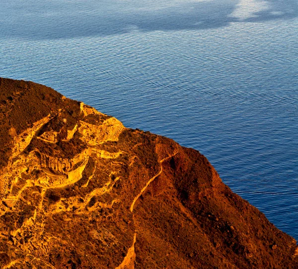 Collina e rocce sulla spiaggia estiva in Europa Grecia santorin — Foto Stock