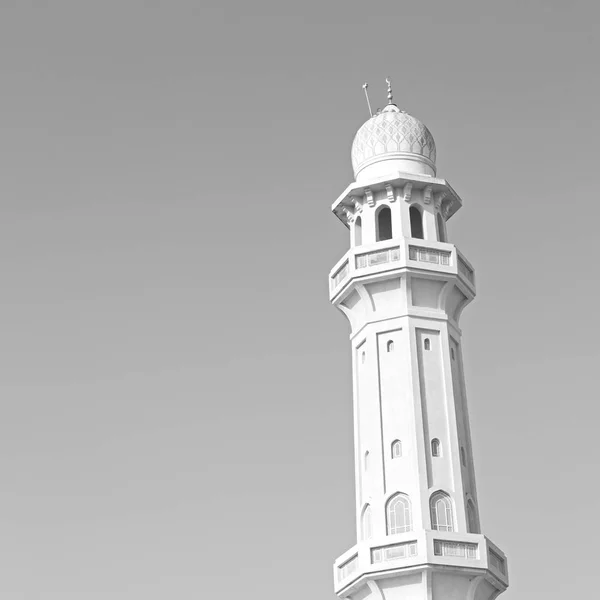 I oman muscat de gamla moskén minareten och religion i klar himmel — Stockfoto