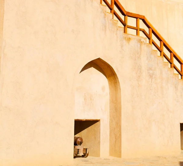 I oman muscat gamla defensiva fort battlesment himlen en — Stockfoto