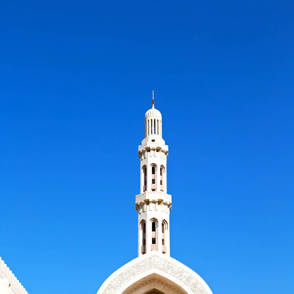 W oman, muscat stary minaret Meczetu i religia w czyste niebo — Zdjęcie stockowe