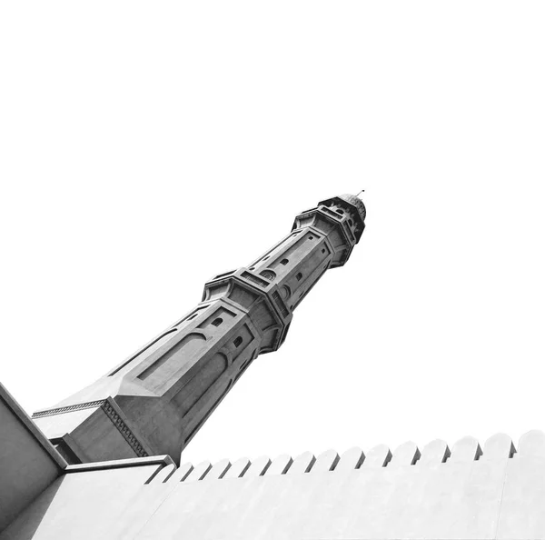 En oman moscatel la antigua mezquita minarete y la religión en el cielo claro —  Fotos de Stock