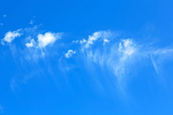 En Oman el cielo nublado esponjoso y el espacio vacío —  Fotos de Stock