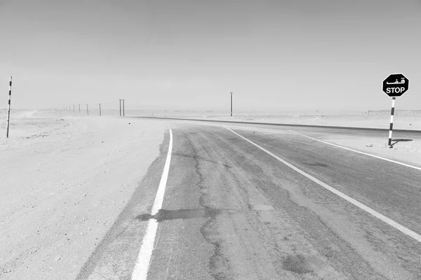 In oman vicino al vecchio deserto la strada asfaltata vuota e solitaria — Foto Stock