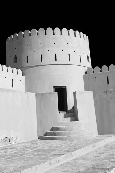 V Ománu muscat staré obranné pevnosti battlesment oblohu a st — Stock fotografie