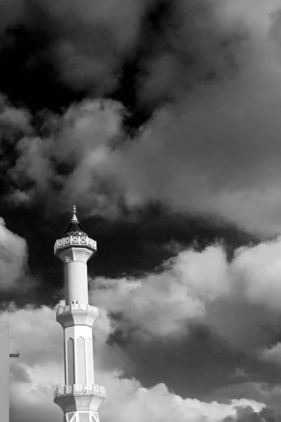 Dans oman muscat l'ancienne mosquée minaret et religion dans le ciel clair — Photo