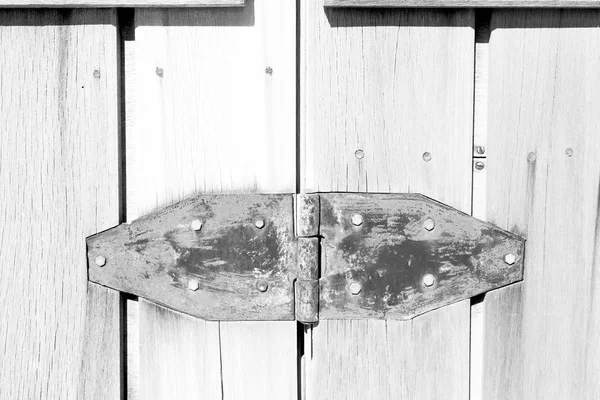 Em oman antiga porta textura antiga e linha de fundo abstrato — Fotografia de Stock